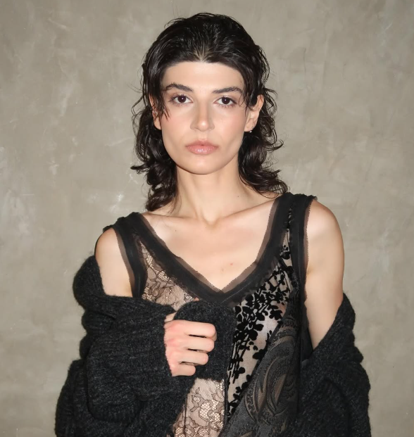 RUZANNA VARDANYAN: RUZANÉ — MINIMALISMO ELEGANTE E FEMMINILITÀ ARMENA